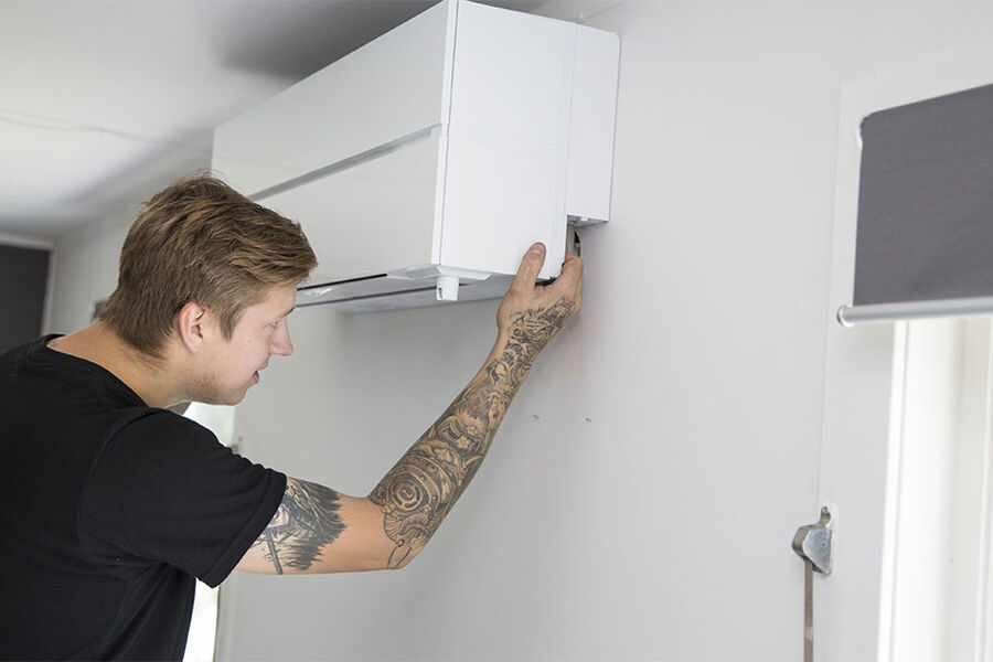 Montering av innedel til luft-til-luft varmepumpe. FOTO: Norsk Varmepumpeforening.