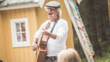 Foto av Hogne Moe som spiller gitar