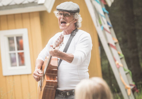 Foto av Hogne Moe som spiller gitar