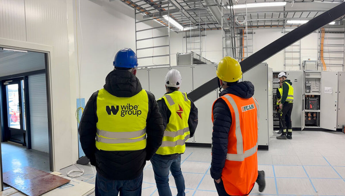 Vi har levert føringsveier med tanke på kabelbruer og armaturskinner til både produksjonshallen og kontorlokalene. Foto: Wibe Group