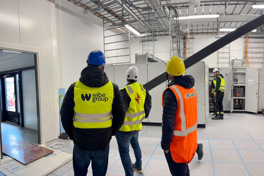 Vi har levert føringsveier med tanke på kabelbruer og armaturskinner til både produksjonshallen og kontorlokalene. Foto: Wibe Group