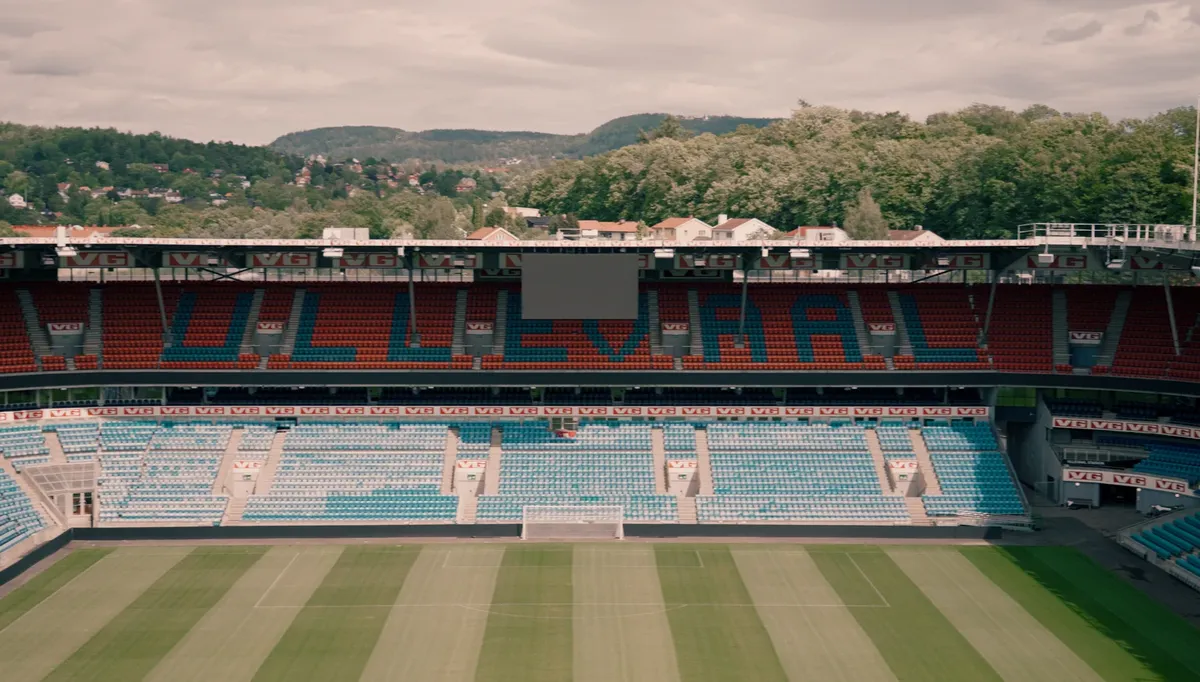 Solcellene på taket på Ullevaal stadion har produsert rundt 180 000 kilowattimer med strøm det første året. Foto: FUSen