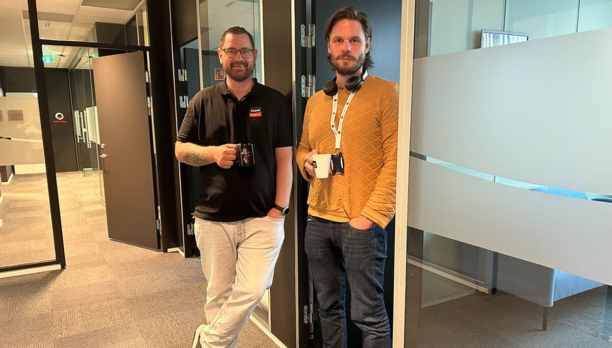 På bildet ser vi fra venstre, Christopher Fagerland daglig leder / faglig leder i FLOW Elektro Sør-Vest, og nyansatt serviceleder Joachim Thu Danielsen.