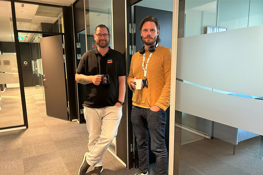 På bildet ser vi fra venstre, Christopher Fagerland daglig leder / faglig leder i FLOW Elektro Sør-Vest, og nyansatt serviceleder Joachim Thu Danielsen.