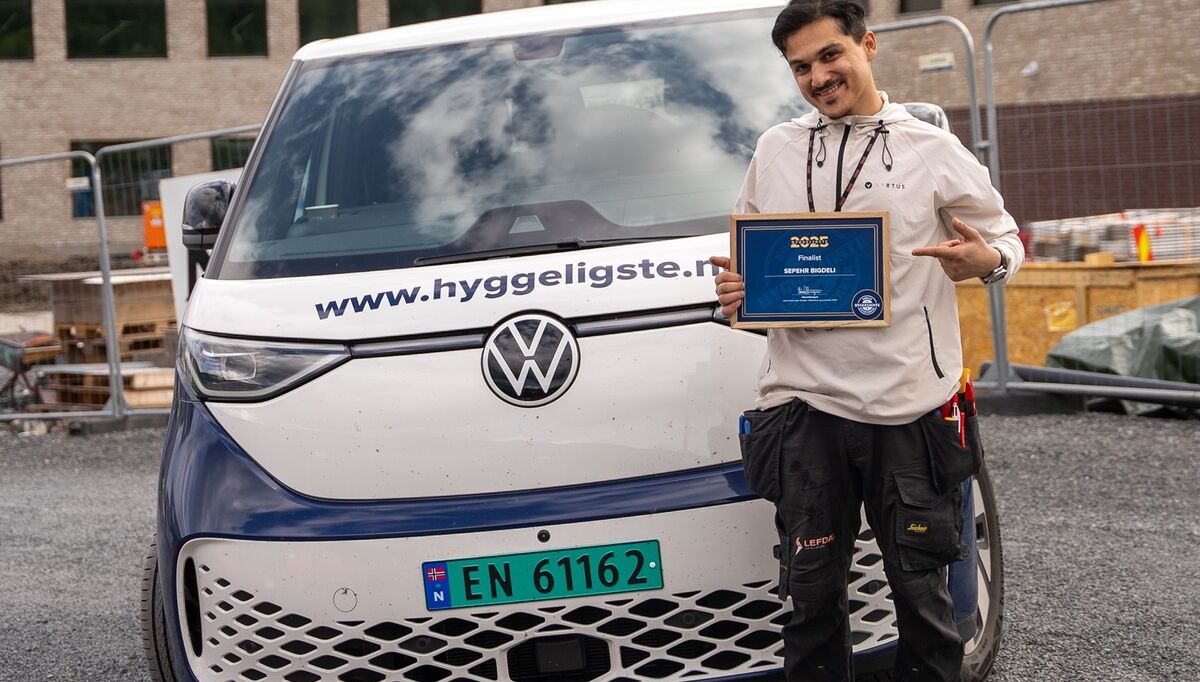 Sepehr Bigdeli hos Lefdal Installasjon AS har fått et solid forsprang i konkurransen om å bli «Årets hyggeligste elektriker 2025». Foto:  Norges hyggeligste håndverker.