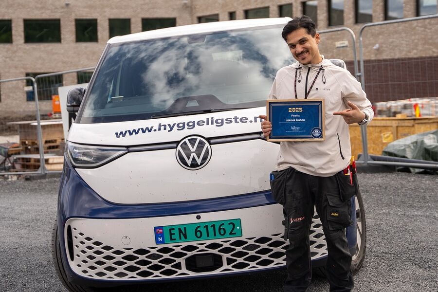 Sepehr Bigdeli hos Lefdal Installasjon AS har fått et solid forsprang i konkurransen om å bli «Årets hyggeligste elektriker 2025». Foto: Norges hyggeligste håndverker.