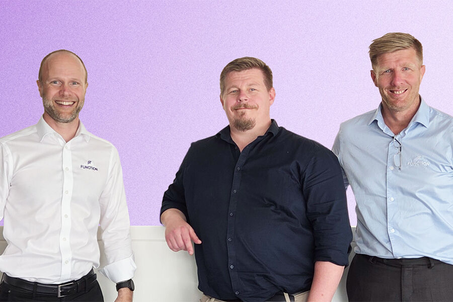 På bildet ser man fra venstre: Jonas Normann, direktør kategori og marked i Function. Jarkko Mekko, salgsdirektør Nord-Europa i Siteco, og Kjetil Kaldestad, administrerende direktør i Function AS.