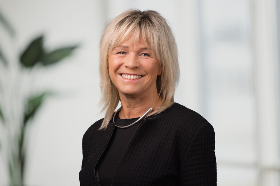 Administrerende direktør Nina Hansen er oldebarnet til JM Hansens grunnlegger Johan Martin Hansen, og er tredje generasjon driver av bedriften som har rundet 100 år. – Det som trigger meg aller mest i jobben er alle møtene med inspirerende kunder og dyktige medarbeidere, samt å bidra til å dra det nordnorske samfunnet framover, sier hun i samtale med Elektro 24-7. Foto: JM Hansen