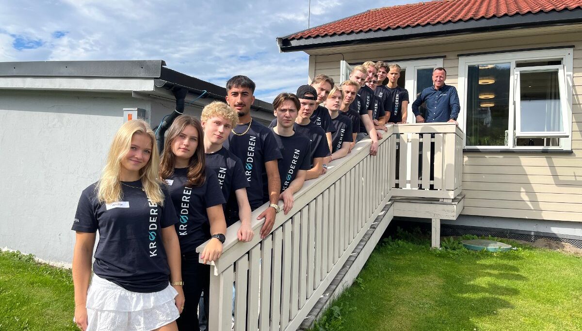 I front ser vi her de ferske lærlingene Amilie Gudbrandsen Aas og Elise Dybendal Runhovde. Til høyre står daglig leder Vegard Jelstad i Krøderen Elektro. Foto: Ronny Blekkan, Bygdeposten.