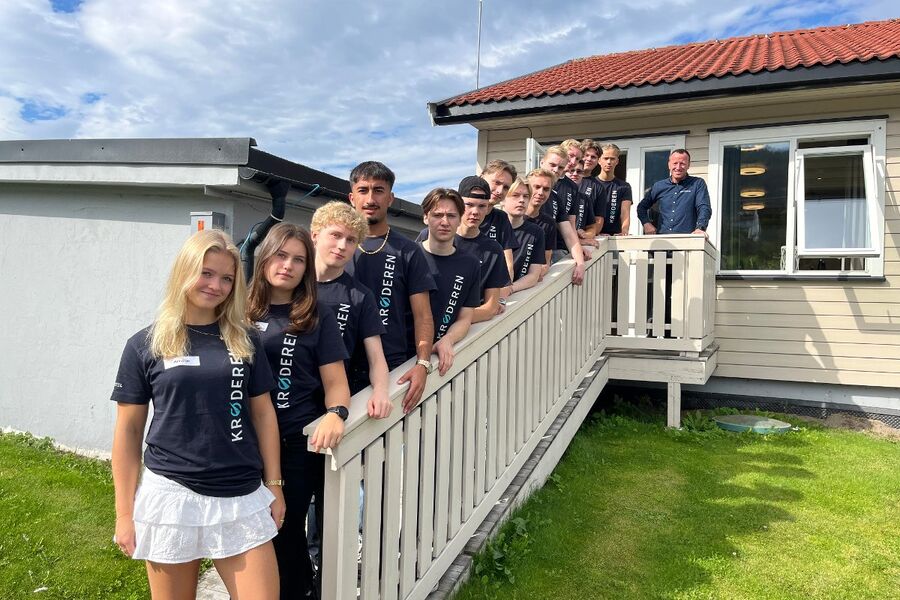 I front ser vi her de ferske lærlingene Amilie Gudbrandsen Aas og Elise Dybendal Runhovde. Til høyre står daglig leder Vegard Jelstad i Krøderen Elektro. Foto: Ronny Blekkan, Bygdeposten.