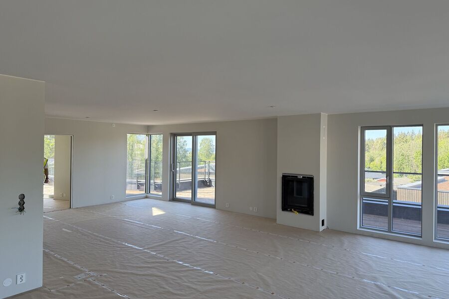 Daglig leder Arne Vinorum i NBBL Fulltegningsforsikring har aldri fått så mye respons på sine innlegg på sosiale medier som da han var på befaring og fant 43 stikkontakter i én stue. Her er Vinorums bilde, som bare viser en del av stuen.