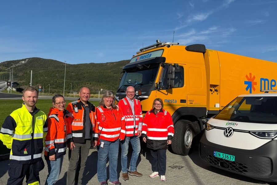 Fra venstre anleggsleder Kim-Andre Brox i BMO elektro, konserndirektør Elin Vigrestad og Tommy Hirsti i Mesta, byggelederne Grete Livik og Roger Pedersen og avdelingsdirektør Oddbjørg Mikkelsen i Statens vegvesen har ansvaret for å drifte vegene til beste for trafikantene. Foto: Knut Haarvik, Statens vegvesen