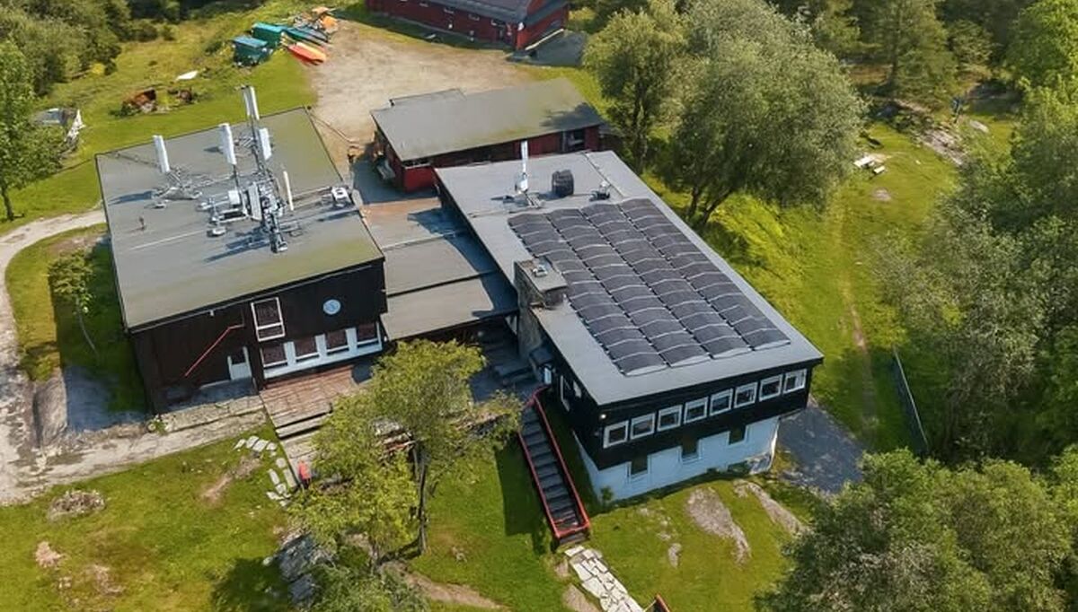 Vangen Skistue er kledd med totalt 85 solcellepaneler fordelt på to tak med tilsammen omtrent 400 kvadratmeter. Foto: Bluetec AS