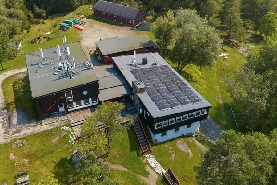 Vangen Skistue er kledd med totalt 85 solcellepaneler fordelt på to tak med tilsammen omtrent 400 kvadratmeter. Foto: Bluetec AS