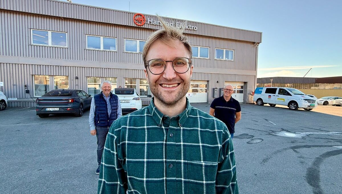 Anders REmme Olsen blir daglig leder i Harstad Elektro fra 1. november. Styreleder Tore Bjørnå (t.v) og avtroppende sjef Arild Albrigsten er fornøyd med å ha landet Olsen. Foto: Espen Bless Stenberg
