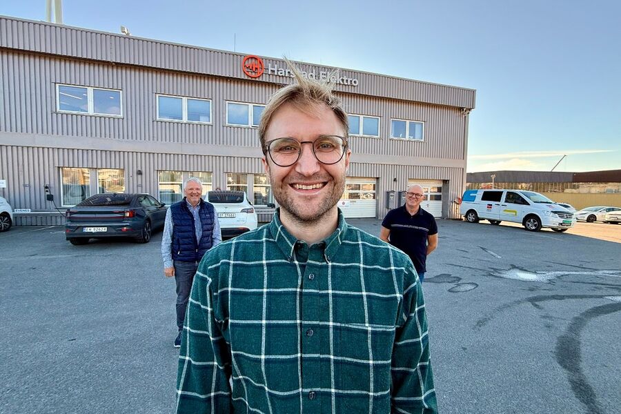 Anders REmme Olsen blir daglig leder i Harstad Elektro fra 1. november. Styreleder Tore Bjørnå (t.v) og avtroppende sjef Arild Albrigsten er fornøyd med å ha landet Olsen. Foto: Espen Bless Stenberg