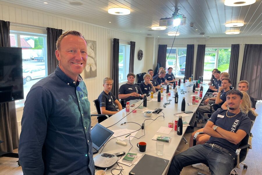 Daglig leder Vegard Jelstad i Krøderen Elektro foran årets nye lærlinger. Foto: Ronny Blekkan, Bygdeposten. 