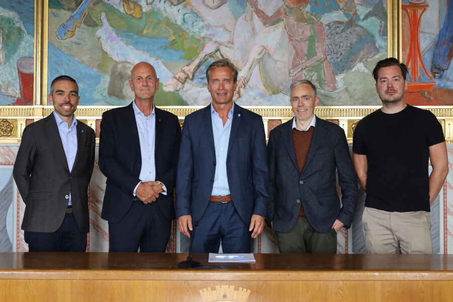 Gruppebildet viser f.v.: Pablo Barrera, konsernsjef i Haugaland Kraft, Sigurd Eikje, kommunedirektør i Tysvær kommune, Ole Bernt Thorbjørnsen, kommunedirektør i Haugesund kommune, Yngve Folven Bergesen, kommunedirektør i Vindafjord kommune og Jon Andreas Tveit, konstituert direktør i Haugaland Kraft Energi (Foto: Haugaland Kraft)