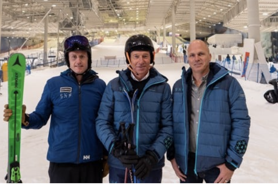 Energiminister Terje Aasland besøkte SNØ på Lørenskog i forbindelse med at lovforslaget sendes på høring. Overskuddsenergien fra SNØ går allerede til nærområdet i form av fjernvarme og fjernkjøling. Fra venstre på bildet ser du daglig leder i SNØ, Ole Christian Mork, energiminister Terje Aasland og daglig leder i Akershus Energi Varme, Patrik Axelsson. Foto: Fanny Løvholm/Energidepartementet.