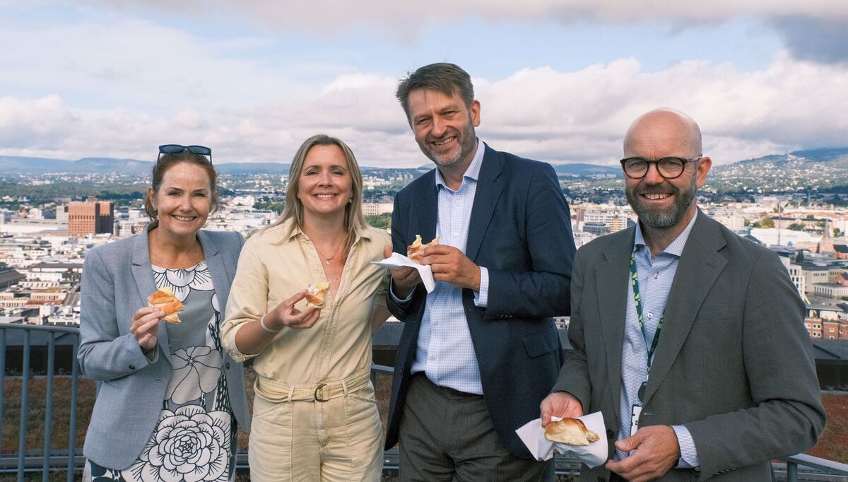 Direktør i Klimaetaten, Heidi Sørensen, byråd for miljø og samferdsel Marit Vea, byrådsleder Eirik Lae Solberg og prosjektutviklingsdirektør i Entra Per Ola Ulseth er strålende fornøyde med kommunens nye sol-satsning. Foto: Magnus Lundstein