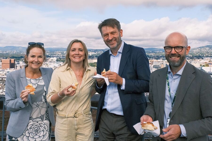 Direktør i Klimaetaten, Heidi Sørensen, byråd for miljø og samferdsel Marit Vea, byrådsleder Eirik Lae Solberg og prosjektutviklingsdirektør i Entra Per Ola Ulseth er strålende fornøyde med kommunens nye sol-satsning. Foto: Magnus Lundstein