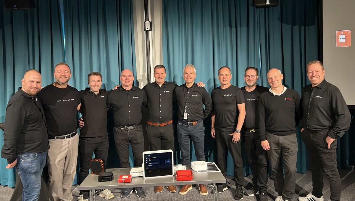 Elotec Ajax og Ajax Systems stilte mannsterke på event i Lillestrøm for å svare på spørsmål fra alle som møtte opp. Fra venstre Stein Magnus Jensen, Bill Clinton, Kenneth Flaaøien, Frode Trondsen, Jostein Dalen, Jørn Salomonsen, Paul Pope, Frode Simonsen, Thomas Karlsen og Rune Olsen.