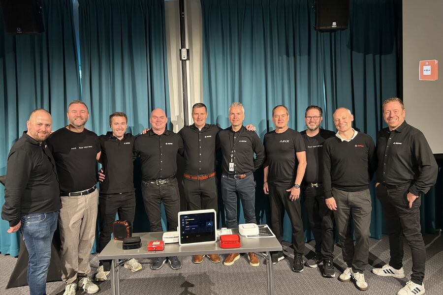 Elotec Ajax og Ajax Systems stilte mannsterke på event i Lillestrøm for å svare på spørsmål fra alle som møtte opp. Fra venstre Stein Magnus Jensen, Bill Clinton, Kenneth Flaaøien, Frode Trondsen, Jostein Dalen, Jørn Salomonsen, Paul Pope, Frode Simonsen, Thomas Karlsen og Rune Olsen.