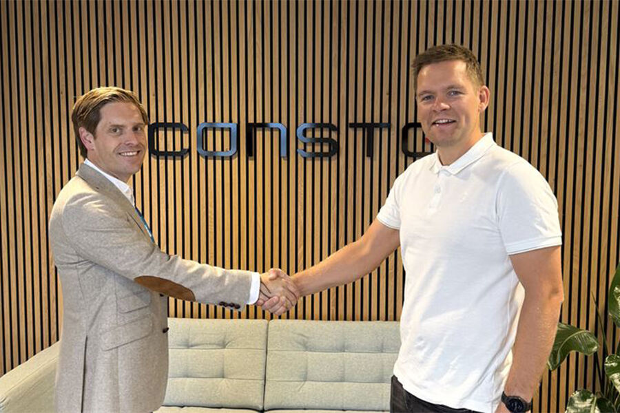 Eirik Helgøy, avdelingsleder i Bravida, og Endre Kristiansen, prosjektsjef i Consto ved kontraktssigneringen. Fotograf: Bravida