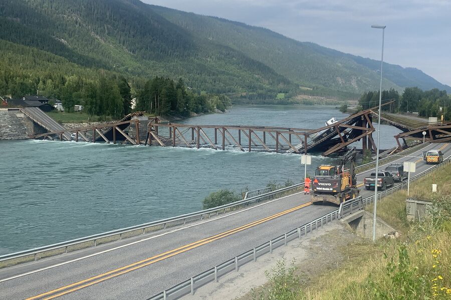 Kollapsen av Tretten bru i 2022 sjokkerte Norge. Foto: fra Wikipedia. 