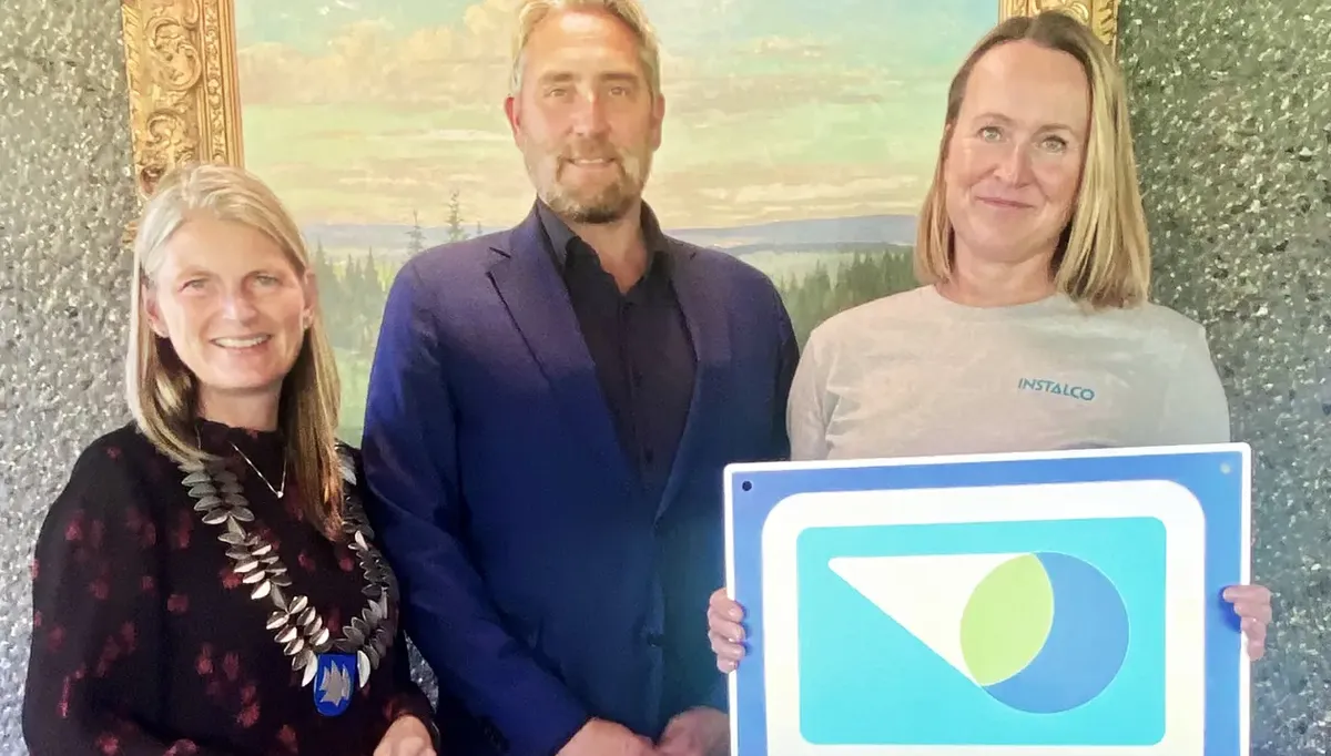 Lene Conradi ordfører Asker kommune, Roger Aksnes landssjef Instalco Norge og Hanne Løvlien leder HR / Bærekraft Instalco Norge. Foto: Instalco