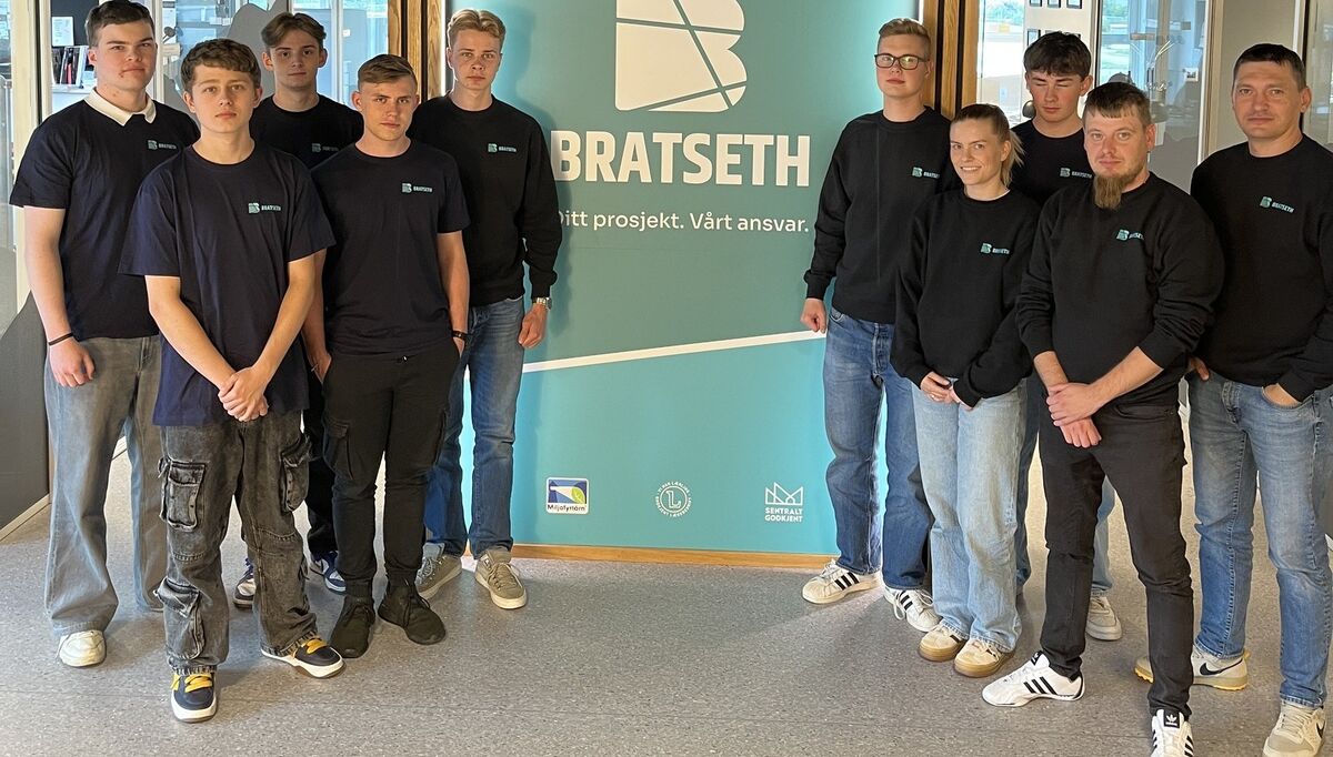 Samlet til kickoff-uke i Sunndalsøra var fra venstre Kristoffer Sletnes, Kacper Plelach, Emil Kristoffersen Svenheim, Emil Warmøy, Sindri Torvik Eythorsson, Kevin Hafsås Oldervik, Ida Strand, Henrik Kringstad Blomsnes, Yevhen Slizko og Mykhailo Nazarevsky. Foto: Opplæringskontoret for elektrofag Møre og Romsdal.