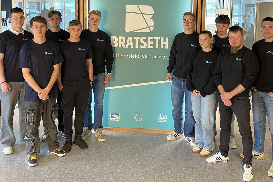 Samlet til kickoff-uke i Sunndalsøra var fra venstre Kristoffer Sletnes, Kacper Plelach, Emil Kristoffersen Svenheim, Emil Warmøy, Sindri Torvik Eythorsson, Kevin Hafsås Oldervik, Ida Strand, Henrik Kringstad Blomsnes, Yevhen Slizko og Mykhailo Nazarevsky. Foto: Opplæringskontoret for elektrofag Møre og Romsdal.