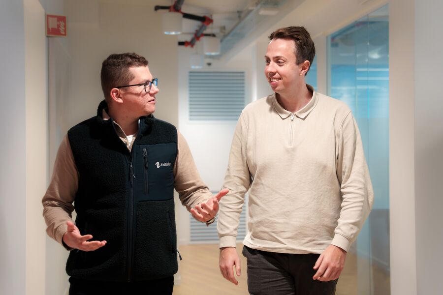 – Om noen år fram i tid vil digital bestilling av elektrikere være den nye normalen. Ingen vil lenger godta å «vente på elektrikeren mellom 8 og 16». Fremtidens standard er like enkel som å bestille en pizza, sier Kristoffer Gjerde og Michael Rashkovskiy (t.v.) i Installer.com.