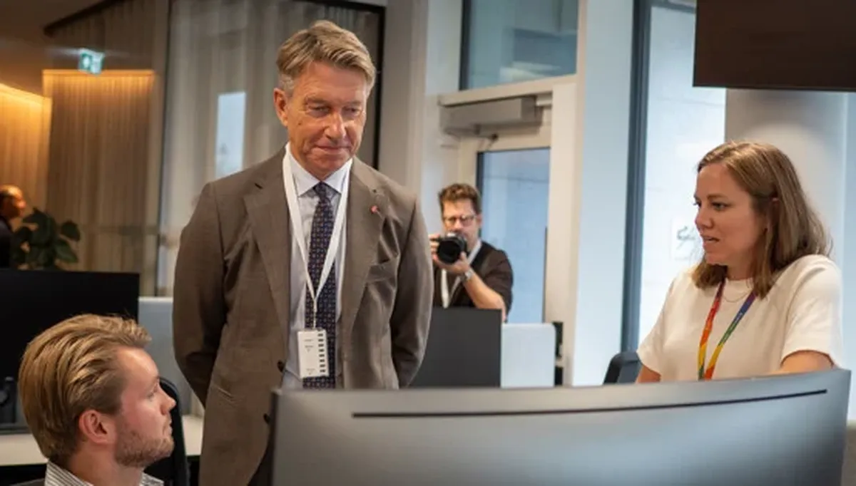 Energiminister Terje Aasland på besøk hos Elvia. Her får han en gjennomgang av deres kundeportal av to ansatte i Elvia. Foto: Jo Henrik Jarstø/Energidepartementet
