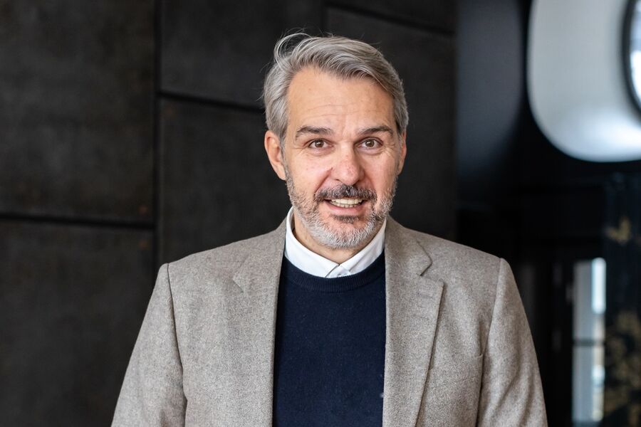 – Parallelt med at vi befolkningen blir stadig eldre, øker behovet for helseteknologi som både skal gi de gamle en tryggere hverdag og et mer effektivt helsevesen. Her ligger et enormt stort potensial for elektrobransjen, men det krever at bedriftene er kvalifisert til denne type oppdrag, sier Kristian Renaas, Chief Commercial Officer i Tellu AS.