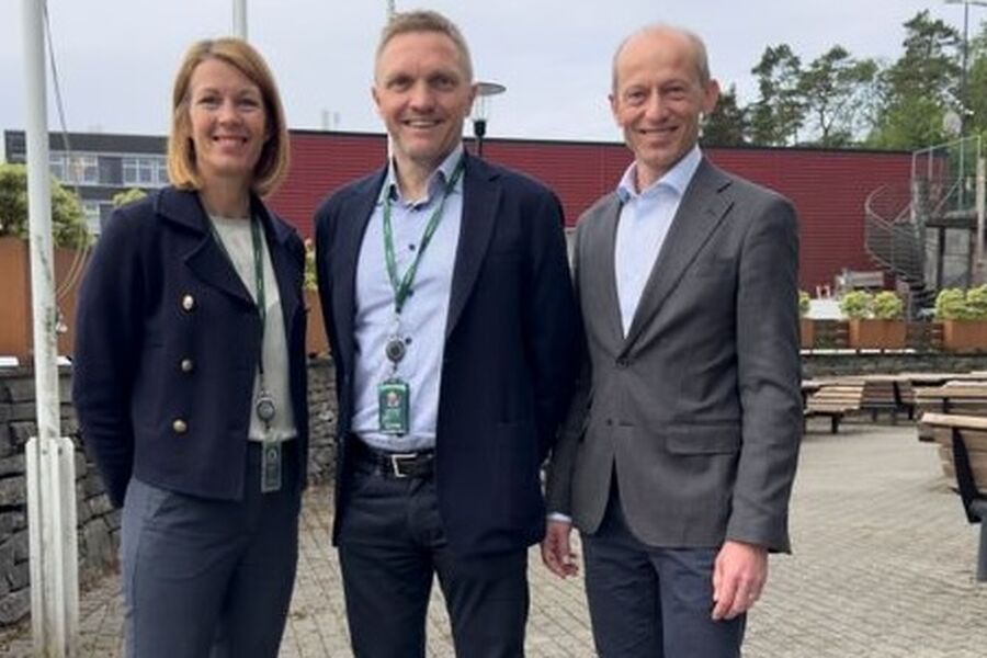 AF Gruppen kjøper Eviny Solutions. Fra venstre: Ragnhild Janbu Fresvik, konsernsjef i Eviny, Helge Rysjedal, administrerende direktør i Eviny Solutions og Tormod Solberg, konserndirektør i AF Gruppen.