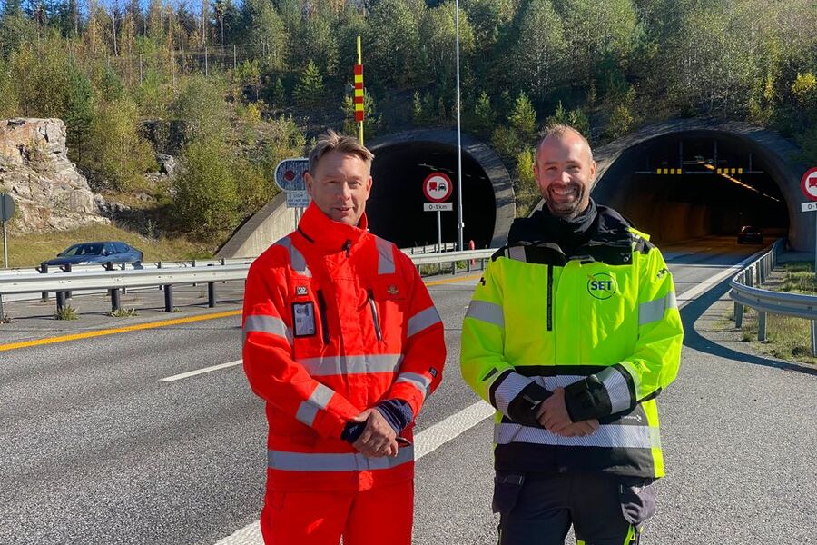 De har ansvaret for at alt av elektro fungerer som det skal i Askimporten og 14 andre tunneler i Østfold og Akershus. Byggleder Tore Bjørndal i Statens vegvesen og prosjektansvarlig Thomas Granheim i SET Elektro. Foto: Kari Karstensen / Statens vegvesen