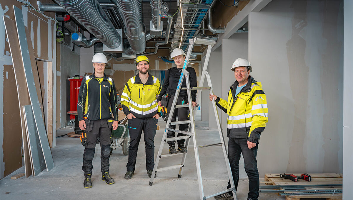 – Et ensidig forbud mot gardintrapp tar ikke hensyn til variasjonen i oppgaver, personer eller fysisk belastning, sier Ingemund Mjøen (t.h.) i X5 Elektro. Foto: Mediaveien
