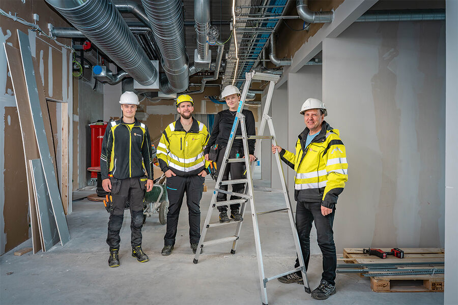 – Et ensidig forbud mot gardintrapp tar ikke hensyn til variasjonen i oppgaver, personer eller fysisk belastning, sier Ingemund Mjøen (t.h.) i X5 Elektro. Foto: Mediaveien