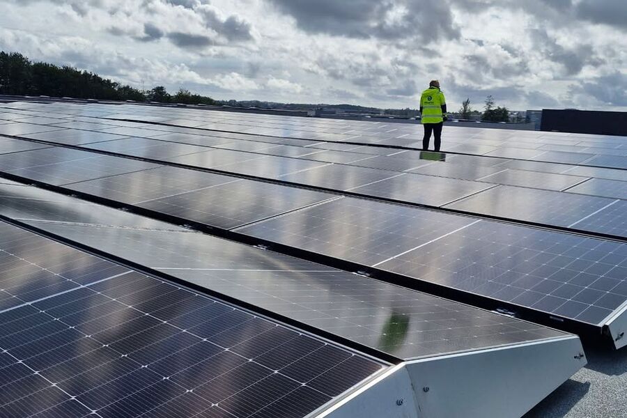 BlueTec har levert  solcelleanlegg til TINEs nye kjølelager på Borgeskogen i Sandefjord kommune. Foto: BlueTec