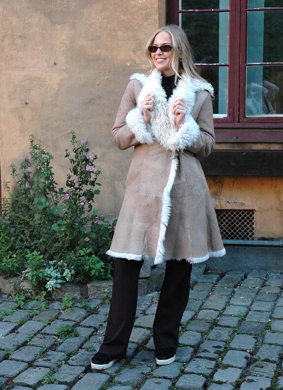 Vendbar beige kåpe i lam