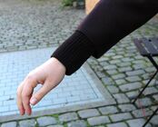 Kåpe i ull, sort med strikkede mansjetter