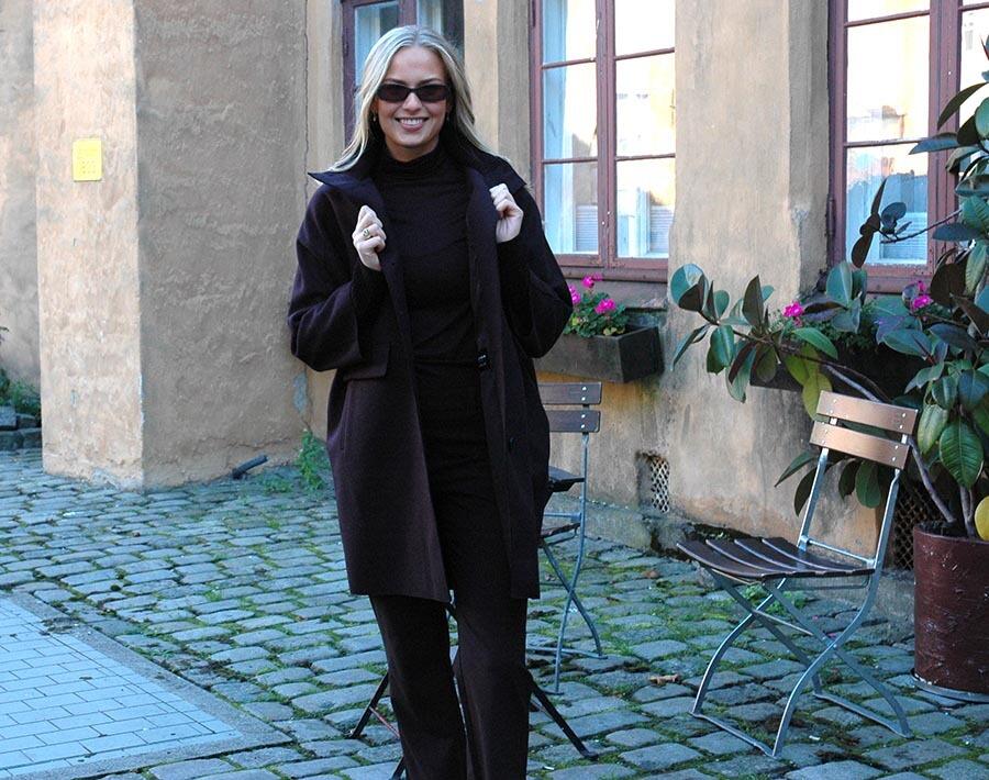 Kåpe i ull, sort med strikkede mansjetter