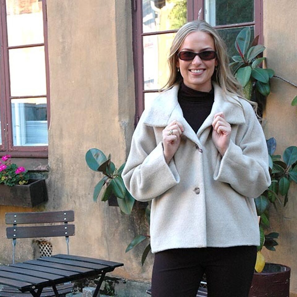 Lys grå kort kåpe ull