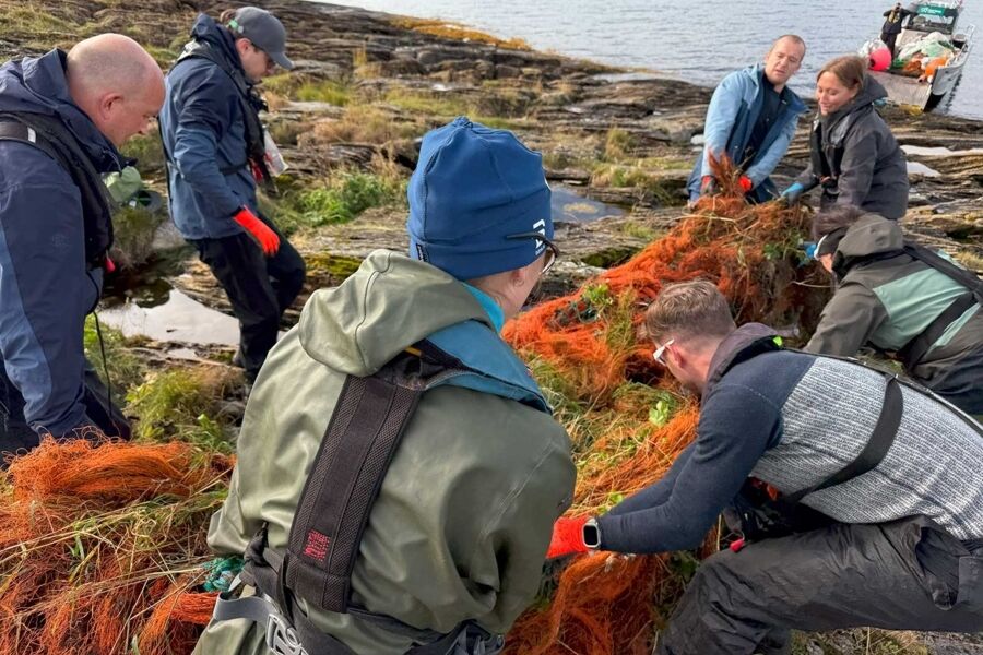– Å se plastavfallet med egne øyne og fjerne det med egne hender var en utrolig sterk opplevelse. Det styrket både lagånden og viljen til å aktivt bidra til å bedre miljøet, sier Emilie Strupe, leder for bærekraft og miljø i Schneider Electric. Foto: Schneider Electric