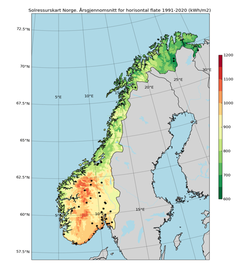 Kartet viser hvor mye solenergi som treffer bakken i gjennomsnitt i Norge i løpet av et år, målt i kilowattimer per kvadratmeter (kWh/m²) for perioden 1991–2020. De svarte prikkene viser hvor målestasjonene ligger. Kart: Meteorologisk institutt.