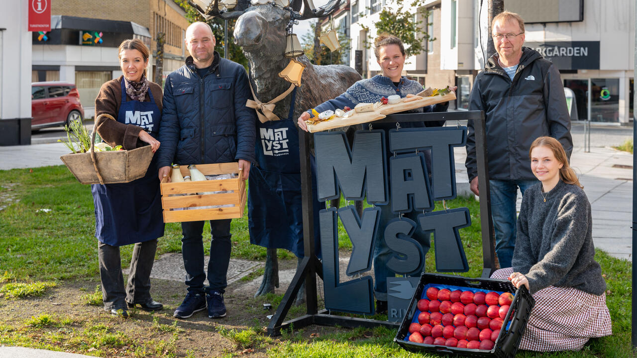 Foto av arrangører og utstillere under Matlystfestivalen