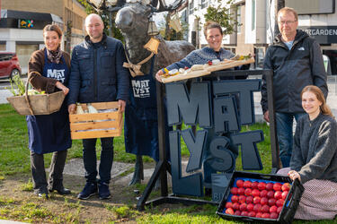 Foto av arrangører og utstillere under Matlystfestivalen