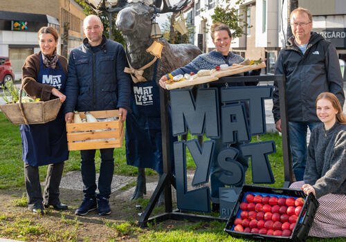 Foto av arrangører og utstillere under Matlystfestivalen