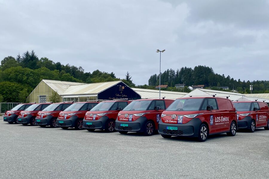 I 2025 kjører de ansatte allerede rundt 100 elbiler i hverdagen. Foto: LOS Elektro